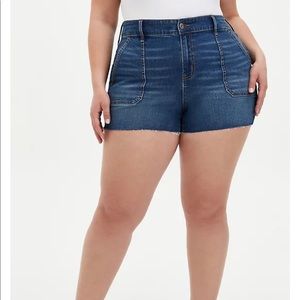 HIGH RISE SHORTIE SHORT VINTAGE STRETCH MED WASH
